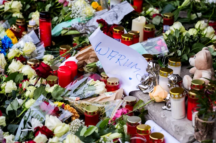 Mii de flori pentru victimele ucise în atacul terorist FOTO: BILD