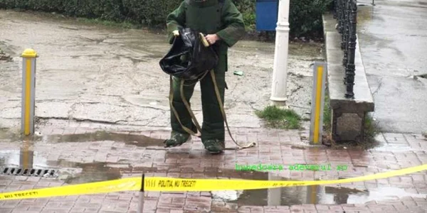 Dispozitivul suspect a fost ridicat de pirotehnişti. Foto: D.G.