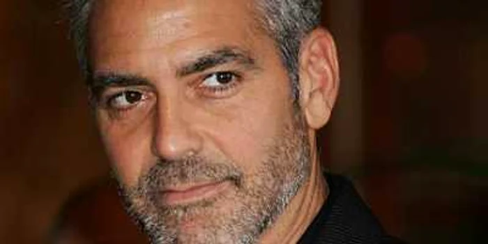 Ziariştii îl atacă pe George Clooney: "Eşti gay?"