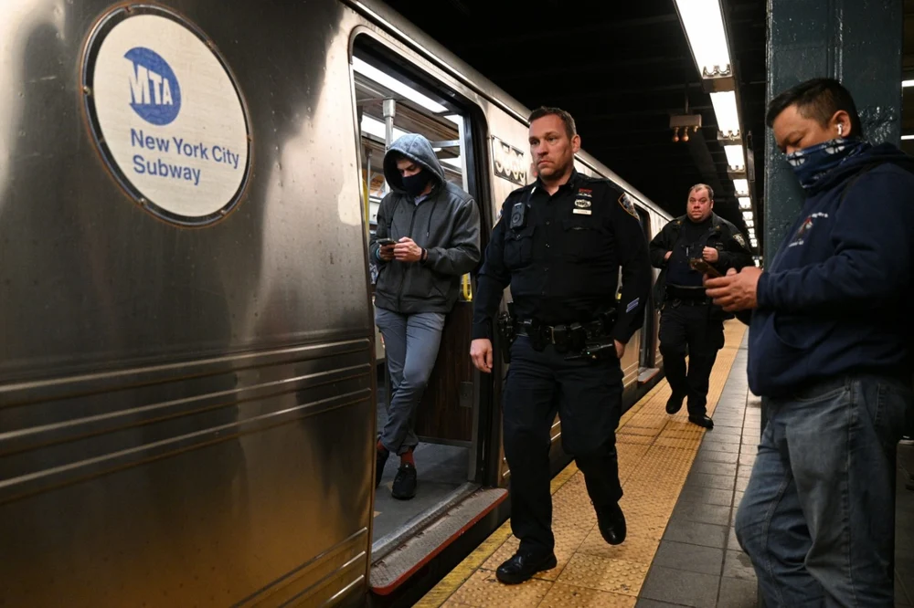 Atac cu maceta la metroul din New York: Trei oameni au fost răniți, agresorul a fost împușcat mortal de poliție