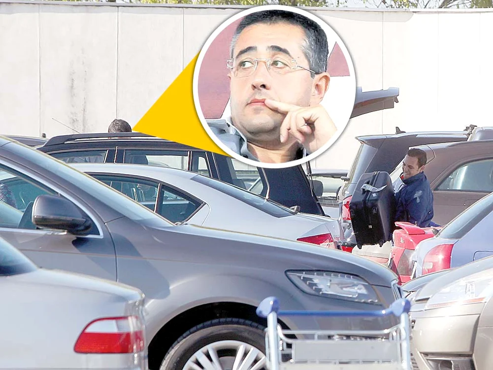 În timp ce Ciro intră în maşină, şoferul se luptă cu bagajul