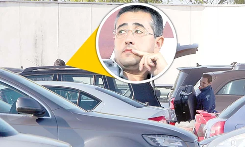 În timp ce Ciro intră în maşină, şoferul se luptă cu bagajul jpeg