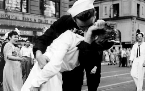 Una dintre cele mai iconice imagini ale sărutului - realizată în New York cu ocazia predării Japoniei în 1945 Foto Lt Victor Jorgensen - Arhivele SUA