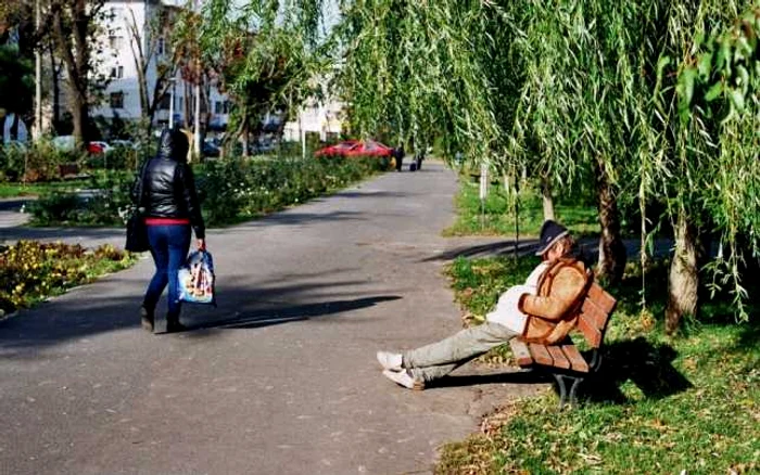 Chiar şi toamna târziu, când deja e frig afară, Călin Lulu îşi face siesta pe banca de pe bulevard FOTO Florentin Coman