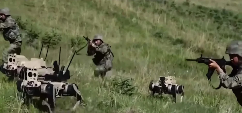 „Invazia lupilor“. China testează roboți de luptă ca parte a exercițiilor destinate unei eventuale operațiuni amfibii asupra Taiwanului