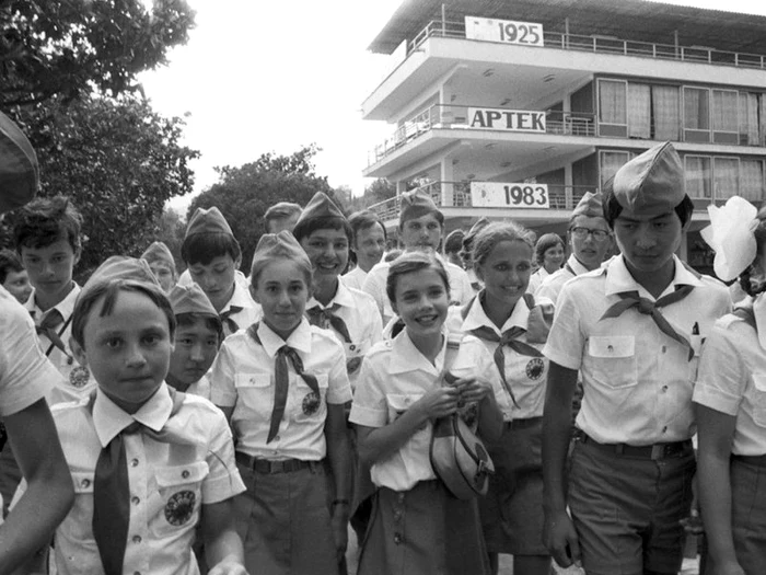 Samantha (centru), alături de pionierii din tabăra Artek, Crimeea, 1983