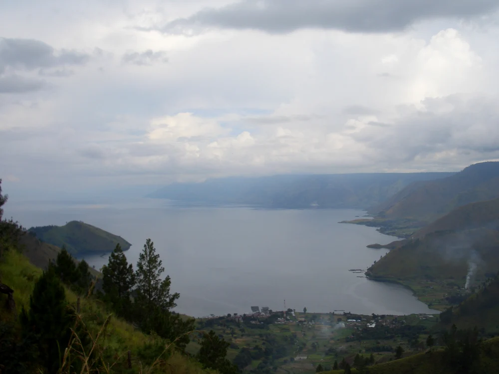 În craterul lăsat de erupție s-a format un lac