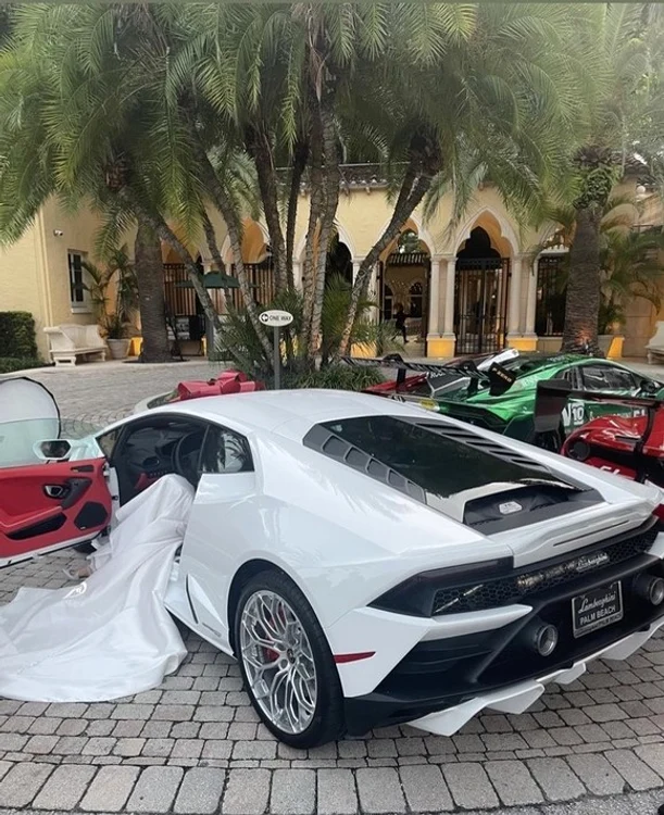 Alina Vidican a primit cadou un Lamborghinifoto: Instagram.com
