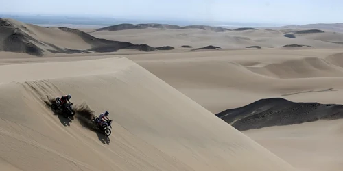 Indianul Santosh Chunchunguppe (D) conduce motocicleta Hero în timpul etapei a treia a Inca Challenge în deşertul din Ica Peru FOTO EPA-EFE / Ernesto Arias