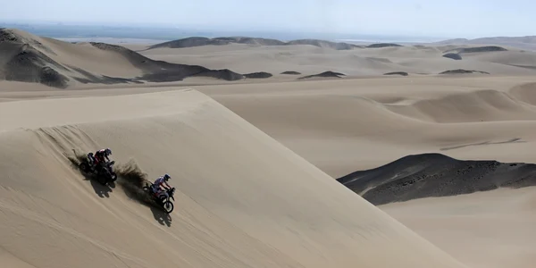 Indianul Santosh Chunchunguppe (D) conduce motocicleta Hero în timpul etapei a treia a Inca Challenge în deşertul din Ica Peru FOTO EPA-EFE / Ernesto Arias