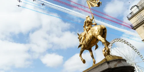 avioane survoleaza parisul de ziua frantei parada militara 14 iulie 2015 foto shutterstock