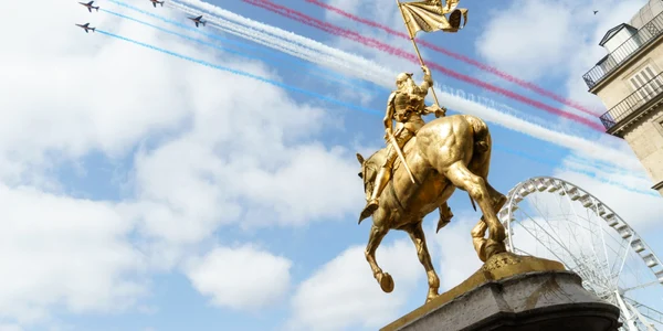 avioane survoleaza parisul de ziua frantei parada militara 14 iulie 2015 foto shutterstock
