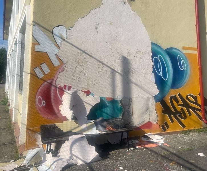 Pictura murală de la Liceul de Arte din Târgu Jiu, vandalizată. Orașul este Capitala Tineretului din România 2023