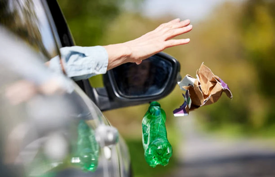Cei care aruncă gunoi pe stradă vor primi amenzi usturătoare / foto: IStock