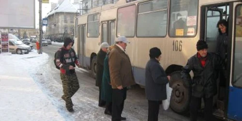 Pietrenii sunt aşteptaţi să-şi aleagă mijloacele de transport în comun din oraş