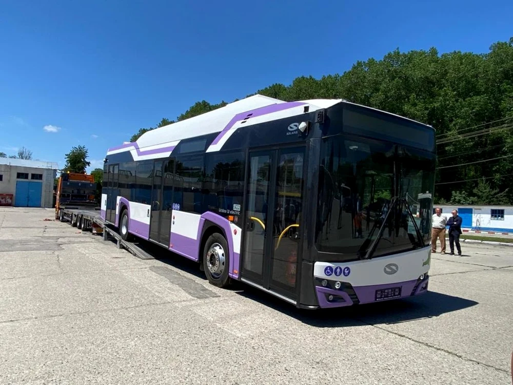 Primul din cele 40 de autobuze electrice achiziţionate de municipalitate cu bani europeni a ajuns la Piteşti