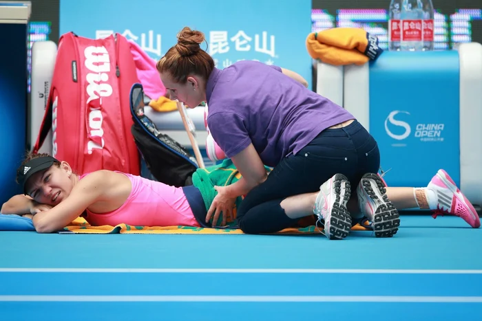 Halep a cerut intervenţia fiziterapeutului după primul set al meciului cu Petkovici