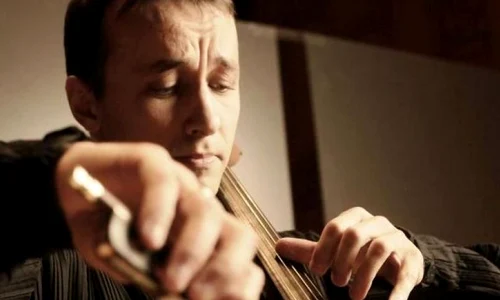 Răzvan Suma, în turneu prin România, cu muzica lui Bach şi un violoncel de patrimoniu jpeg