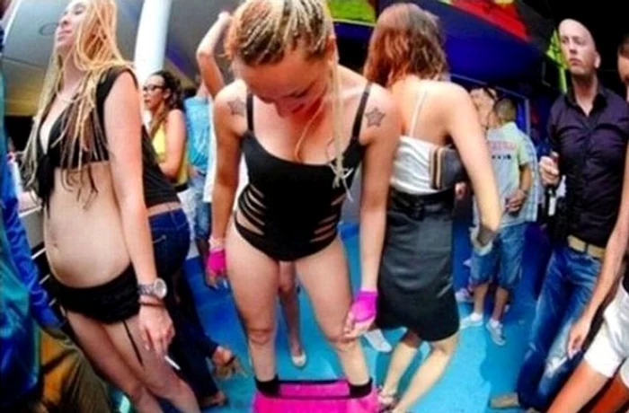 Priveşte cu atenţie!