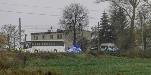 Polițiștii investighează locul în care o rachetă a căzut în Polonia FOTO AFP