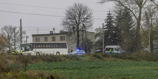 Polițiștii investighează locul în care o rachetă a căzut în Polonia FOTO AFP