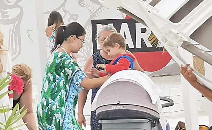 Alina îl îmbracă pe Alexandru (4 ani)