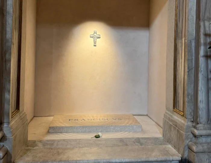 Primii pelerini care au ajuns  la mormântul Papei  Francisc sunt români FOTO: FB/Marcel  Farcaș