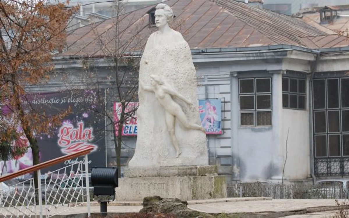 
    Este pentru prima oară în ultimii ani când statuia lui Eminescu este întreagă la comemorarea morții sale  