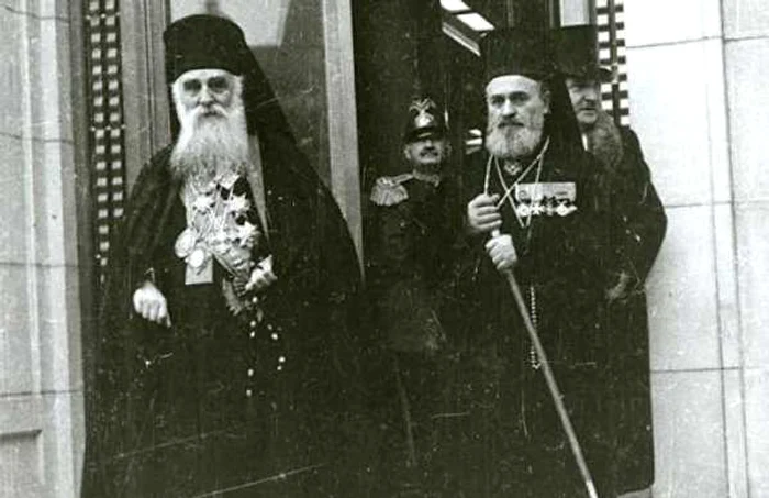 patriarhul-nicodim-munteanu-iesind-din-palatul-regal-insotit-de-arhiereul-veniamin-pocitan_foto_Fototeca Ortodoxiei Româneşti