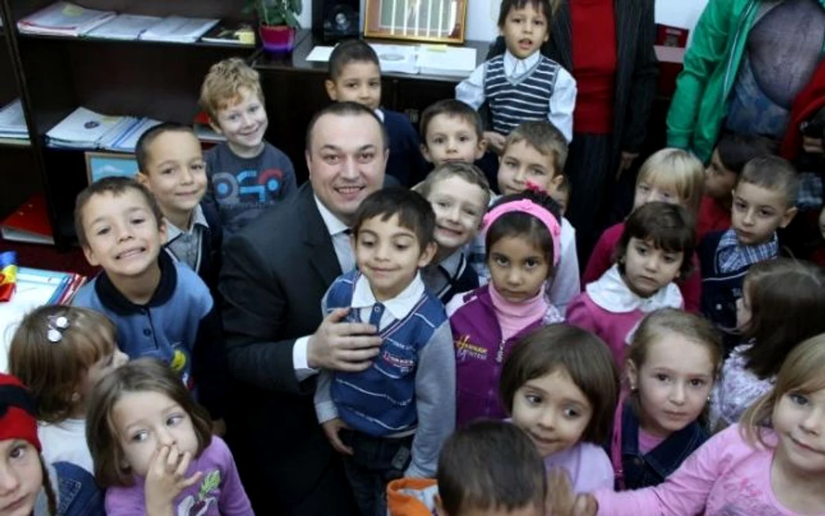 Puștii de grădiniță au ocupat biroul primarului Iulian Bădescu