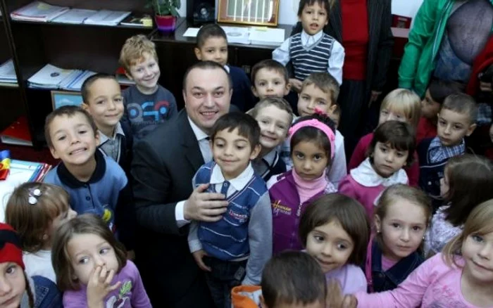 Puștii de grădiniță au ocupat biroul primarului Iulian Bădescu