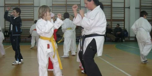 Copiii se antrenează în salile de sport şcolare din Piatra Neamţ