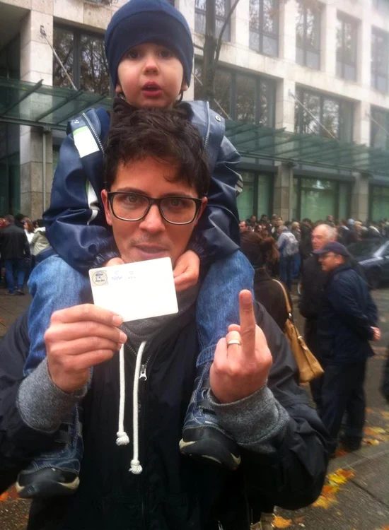 
    Lucian Viziru a stat, împreună cu soţia şi copilul, şapte ore la coadă la votFoto: Arhiva personală  