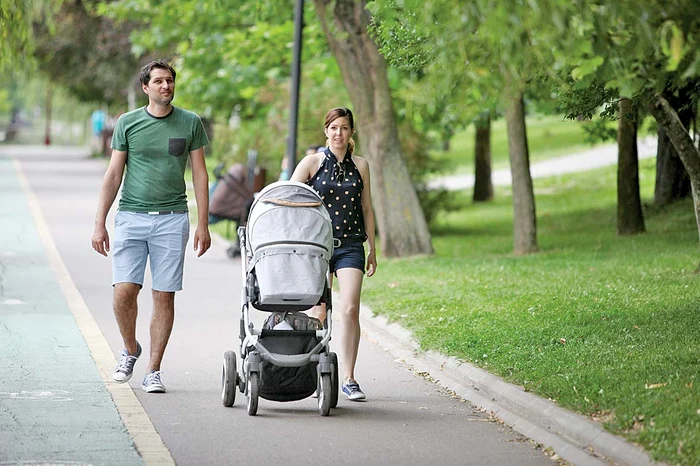 Somnul bebeluşilor e mai dulce la umbra copacilor