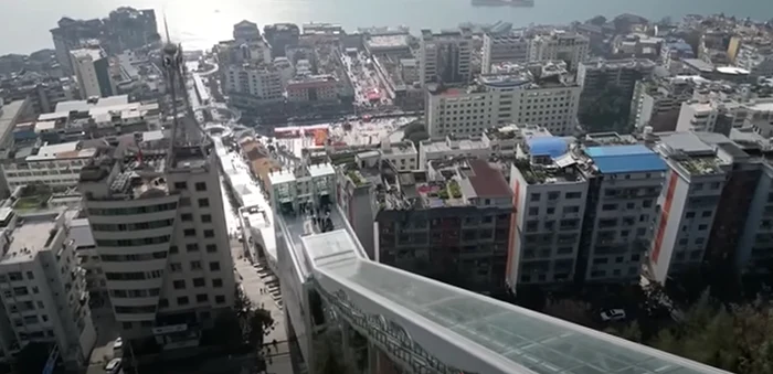 Scara rulantă inaugurată în China este cea mai lunga din lume. Foto: captură video Youtube