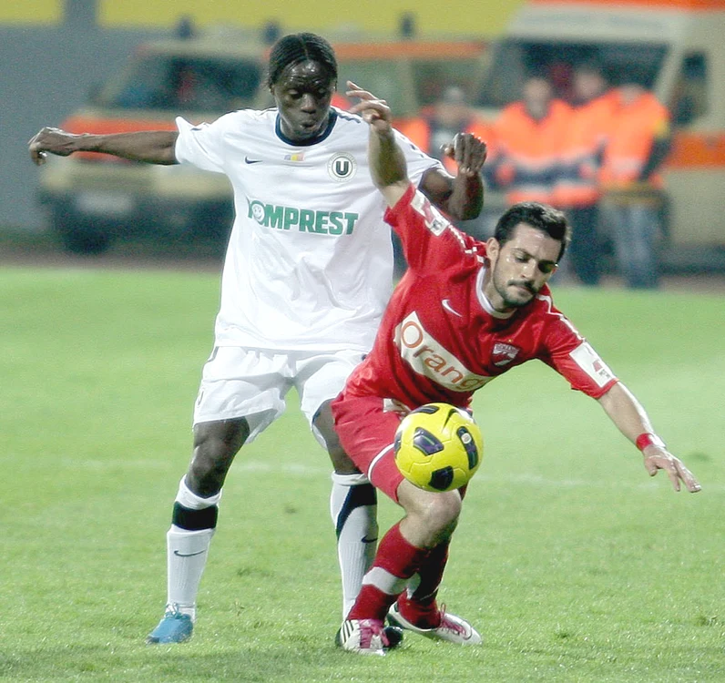 
    Mendy va îmbrăca, din  sezonul următor,  tricoul alb-roşu (foto: Caius Raţiu)  