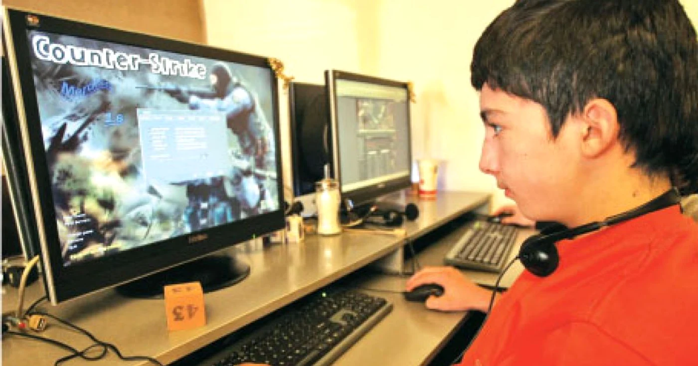 Internet-cafe-urile sunt pline de copii care vin să se joace pe calculator, fiindcă acasă nu le dau voie părinţii 
