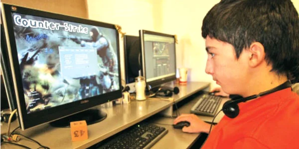 Internet-cafe-urile sunt pline de copii care vin să se joace pe calculator, fiindcă acasă nu le dau voie părinţii