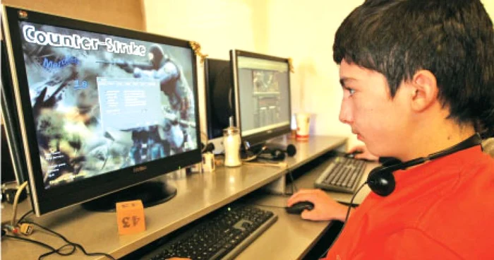 Internet-cafe-urile sunt pline de copii care vin să se joace pe calculator, fiindcă acasă nu le dau voie părinţii