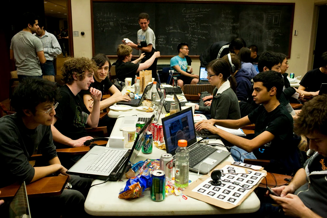 Programatorii și developerii IT sunt invitați la primul Hackathon Colliers
