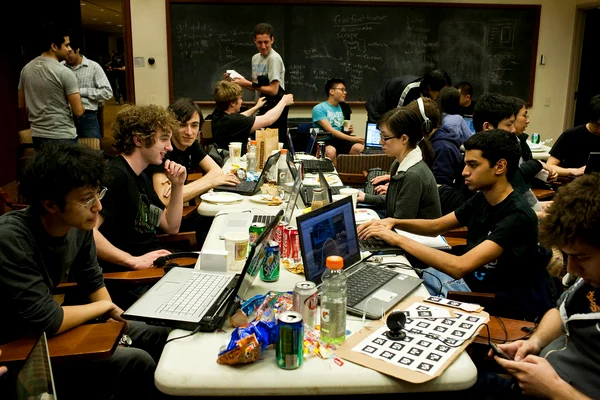 Programatorii și developerii IT sunt invitați la primul Hackathon Colliers