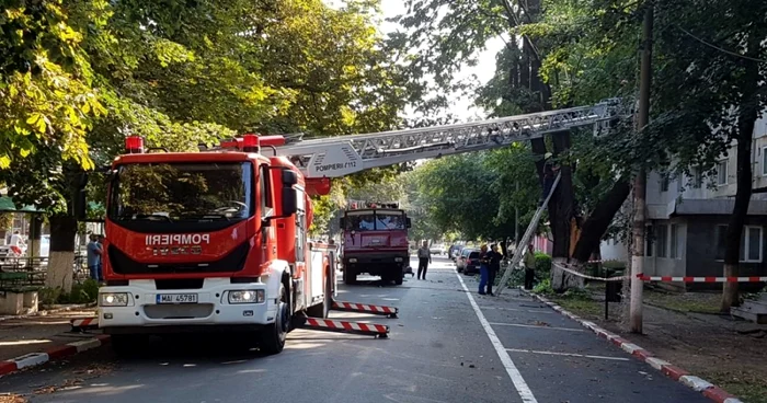 Pompierii au intervenit cu macaraua