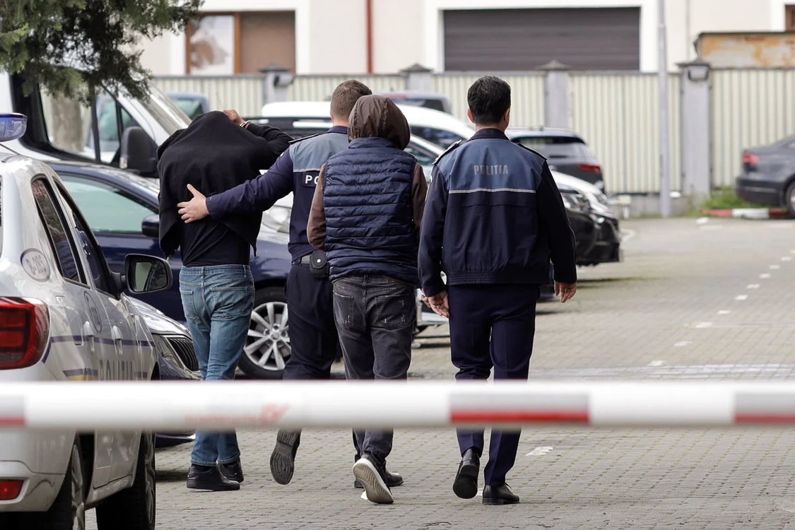 Cei doi poliţişti-şpăgari  au fost duşi ieri la audieri. FOTO: Inquamphoto