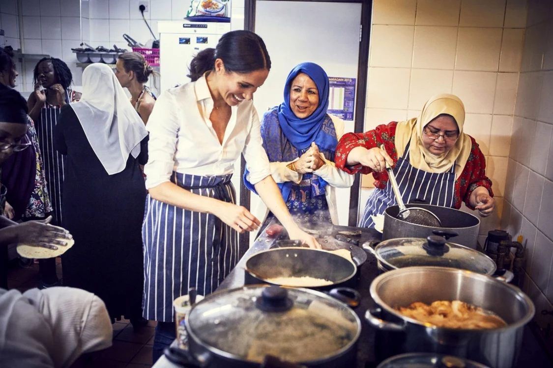 Meghan Markle, gătind alături de femeile din comunităţile afectate de incendiu FOTO Hepta