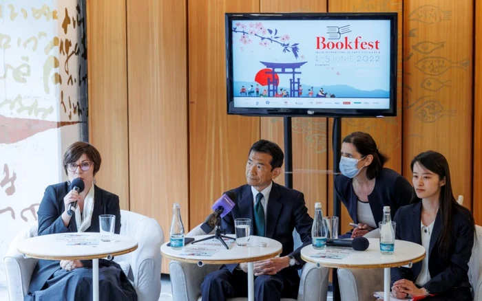 Lidia Bodea, vicepreşedinte al Asociaţiei Editorilor, E.S Hiroshi Ueda, ambasadorul Japoniei în România şi Yoshino Naito, ataşat cultural, la conferinţa de presă a salonului de carte