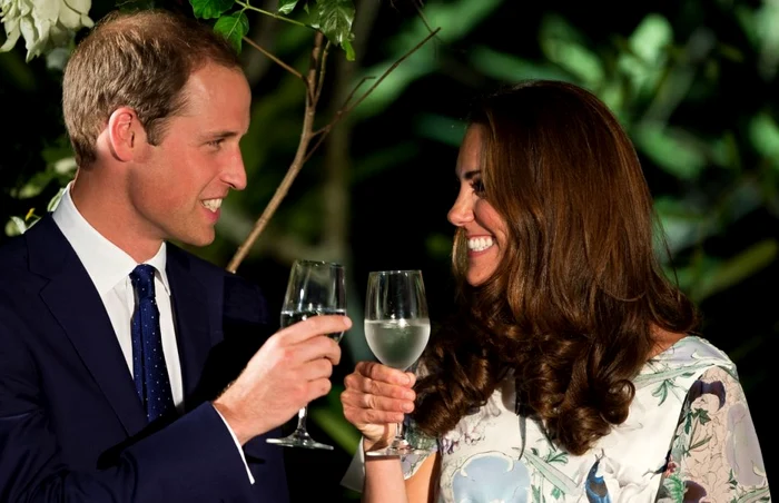 Prinţul William şi Ducesa de Cambridge, Kate Middleton, nu au ţinut cont de superstiţia din mitologia greacă şi au ciocnit cu paharele cu apă. FOTO PopSugar