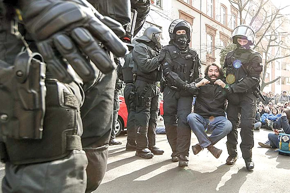 Poliţiştii i-au reţinut pe protestatarii agresivi
