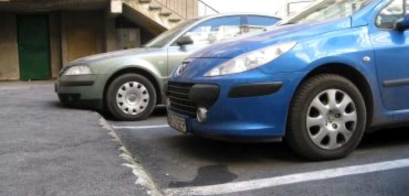 Mulţi posesori de maşini au rămas fără capace în parcări