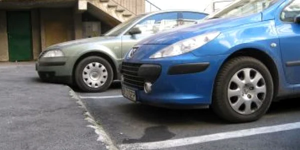 Mulţi posesori de maşini au rămas fără capace în parcări