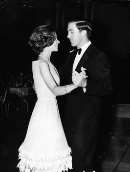 Constantin al Greciei dansând cu sora lui, Prințesa Irene a Greciei. FOTO: Getty Images